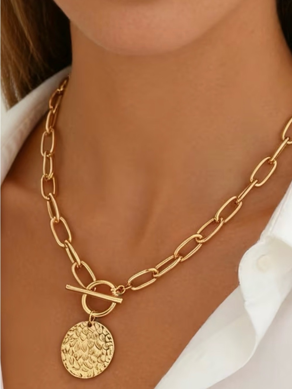Textured Medallion Chunky Chain Necklace in Gold